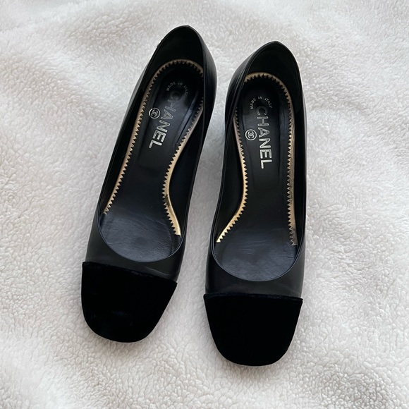 Auth Chanel Classic Black Leather Velvet Cap Toe CC Logo Pumps - Size 38 - Picture 1 of 13